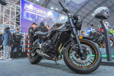 Müşteriler için yeni motosikletler sergileyen bir motosiklet galerisi. KAWASAKI