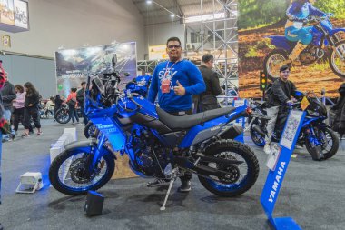 Müşteriler için yeni motosikletler sergileyen bir motosiklet galerisi. YAMAHA standı