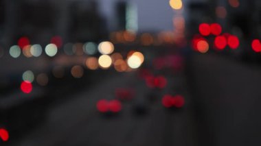 Ana yoldaki trafiği bozmuş. Gerçek zamanlı kilitleme