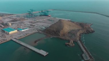 Chancay limanı. Peru 'da, Mega limanında, büyük gemi kapasitesine sahip Güney Amerika' daki COSCO Gemicilik firması tarafından yapım aşamasında. Chacay Lima, Peru.