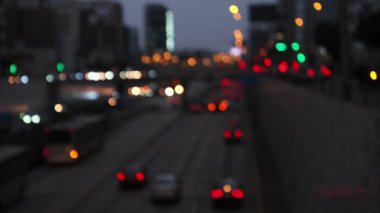 Bulanık ya da Bokeh City caddesi manzarasında araçlardan ve sokak lambalarından çeşitli ışıklar, canlı ve rüya gibi bir şehir atmosferi yaratıyor.