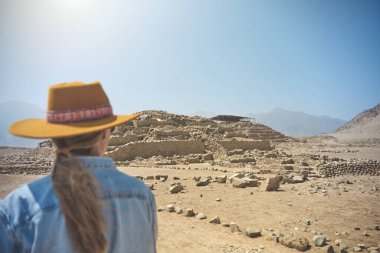 Kutsal Şehir Caral, Peru 'nun Lima kentinin 182 kilometre kuzeyinde, şimdiki Caral kasabası yakınlarındaki Supe Vadisi' nde bulunan bir arkeoloji alanıdır.