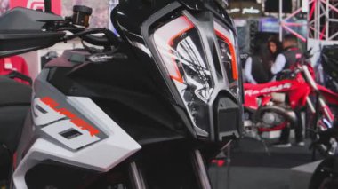 Müşteriler için yeni motosikletler sergileyen bir motosiklet galerisi. KTM standı
