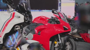 Müşteriler için yeni motosikletler sergileyen bir motosiklet galerisi. DUCATI duruyor.