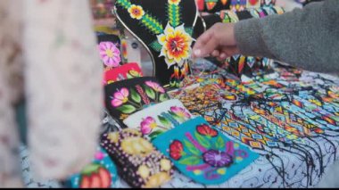  Bileziklerin renkleri ve desenleri farklıdır.