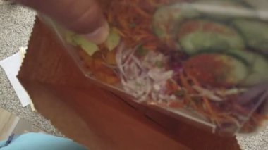 Teslimat servisi. Geleneksel Hawaii mutfağının yemek teslimatı. Paketleme, kese kâğıdına batırma.