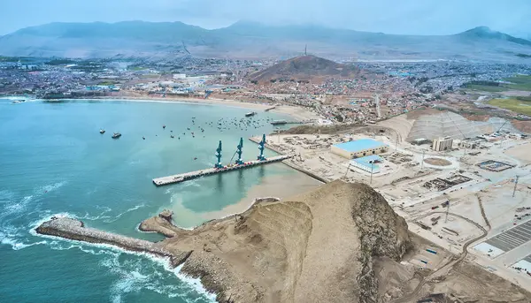 Chancay limanı. Peru 'da, Mega limanında, büyük gemi kapasitesine sahip Güney Amerika' daki COSCO Gemicilik firması tarafından yapım aşamasında. Chacay Lima, Peru.