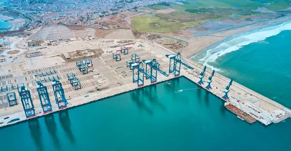 Chancay limanı. Peru 'da, Mega limanında, büyük gemi kapasitesine sahip Güney Amerika' daki COSCO Gemicilik firması tarafından yapım aşamasında. Chacay Lima, Peru.