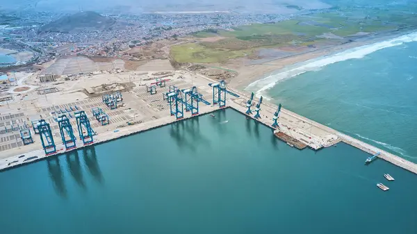 Chancay limanı. Peru 'da, Mega limanında, büyük gemi kapasitesine sahip Güney Amerika' daki COSCO Gemicilik firması tarafından yapım aşamasında. Chacay Lima, Peru.