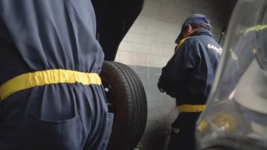 Otomobil dükkanında araba silme lastiği, yedek parça mağazasında lastik..
