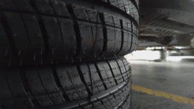 Otomobil dükkanında araba silme lastiği, yedek parça mağazasında lastik..