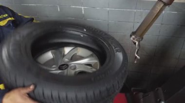 Otomobil dükkanında araba silme lastiği, yedek parça mağazasında lastik..