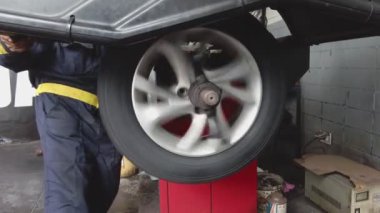 Tamirci tamirci Otomobil araba tekerlek dengeleyici Dengeleme