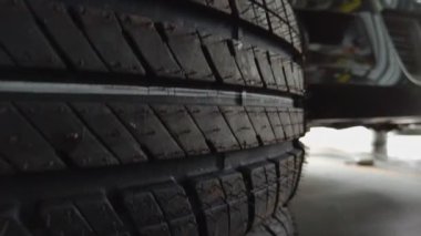 Araba tamirhanesinde tekerlek sökme, araba yedek parça mağazasında lastik..