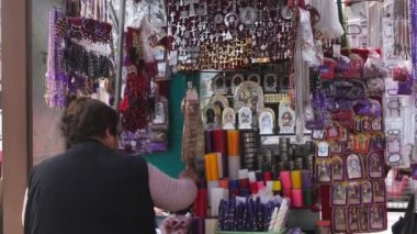 İnanç eserleri satan sokak satıcıları, mucizelerin tanrısı, dinin sadık takipçileri. Peru gelenekleri kavramı.
