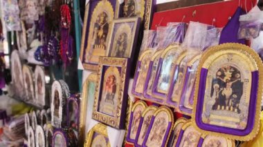 İnanç eserleri satan sokak satıcıları, mucizelerin tanrısı, dinin sadık takipçileri. Peru gelenekleri kavramı.