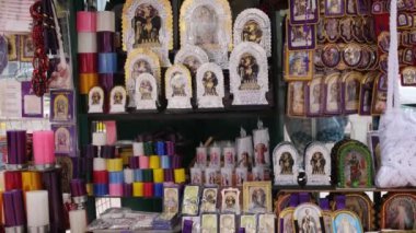 İnanç eserleri satan sokak satıcıları, mucizelerin tanrısı, dinin sadık takipçileri. Peru gelenekleri kavramı.