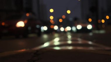 Bulanık ya da Bokeh City caddesi manzarasında araçlardan ve sokak lambalarından çeşitli ışıklar, canlı ve rüya gibi bir şehir atmosferi yaratıyor.