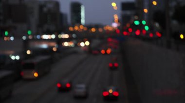 Bulanık ya da Bokeh City caddesi manzarasında araçlardan ve sokak lambalarından çeşitli ışıklar, canlı ve rüya gibi bir şehir atmosferi yaratıyor.