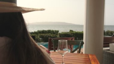 Dijital göçebe yaşam tarzı, yaz sezonunda dışarıda dizüstü bilgisayarda çalışan güzel genç kadın.