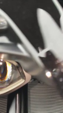 Operatörler Yamaha R1 motosikletini satıcı, Yamaha dağıtım sistemi, motosiklete yakın.