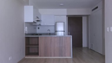 Genç bir çift yeni bir evi ziyaret ediyor, genç bir kadın erkek arkadaşıyla yeni evine taşınırken heyecanla kollarını açıyor.