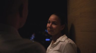 Bir erkek ve bir kadın birlikte bira içiyorlar. Kadın bardağın yarısı dolu bir bardaktan içiyor. Adam elinde bir bardak bira tutuyordu. Sahne rahat ve rahat.