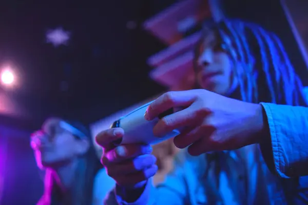 Oturma odasındaki kanepede oturan mutlu genç latin çift evde video oyunları oynayarak eğleniyorlar. Konsept Oyun Akımı