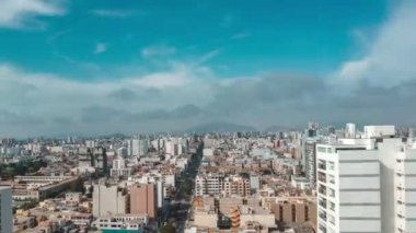 Güneşli yaz günü Lima şehri nehir kenarı iş bloğu havadan manzara 4k zaman atlaması Peru 'da