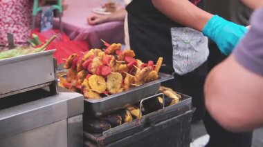 Sucuk şişleri, muz ve kurutulmuş et. Peru sokak yiyecekleri ormanı.