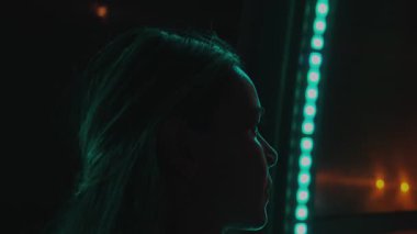 Dönme dolaptan rengarenk şehir manzarasının tadını çıkaran kadın.