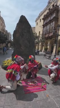 Sokak sanatçıları, Plaza Mayor, Lima, Peru 'da geleneksel bir adak töreni yapıyorlar.