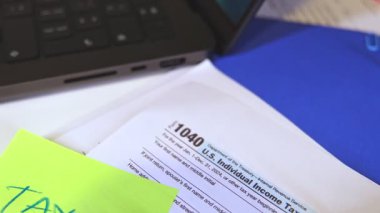 Vergi formlarıyla vergi sezonu hazırlama, hesap makinesi uygulaması, yapışkan not ve kalem