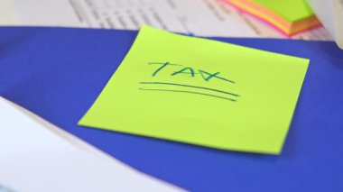 Vergi formlarıyla vergi sezonu hazırlama, hesap makinesi uygulaması, yapışkan not ve kalem