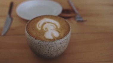 Seramik bardaktaki latte sanatının yakın çekimi