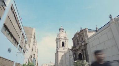 Lima Katedrali 'nin çan kulesinin çeşitli perspektifleri açık bir gökyüzünün arka planına karşı mimari detaylarını gözler önüne seriyor.