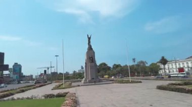 Şehir merkezinde anıt etrafında trafik çemberinden geçen toplu taşıma otobüsleri