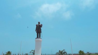 Perulu bir deniz kahramanı olan Miguel Grau seminerindeki anıt Chorrillos, Lima, Peru, Motionlapse 'da bulunuyor.