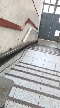 Boş merdiven asansörü engelli bireylerin erişimini kolaylaştırmak, kamu binasına dahil edilmeyi teşvik etmek ve bağımsız hareket kabiliyetini artırmak