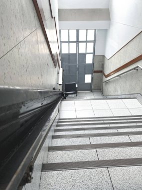 Boş merdiven asansörü engelli bireylerin erişimini kolaylaştırmak, kamu binasına dahil edilmeyi teşvik etmek ve bağımsız hareket kabiliyetini artırmak