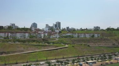 Sahildeki modern binalar, yollar, yemyeşil alanlar ve spor sahalarının yer aldığı Miraflores kıyı şeridinin çarpıcı panoramik manzarası