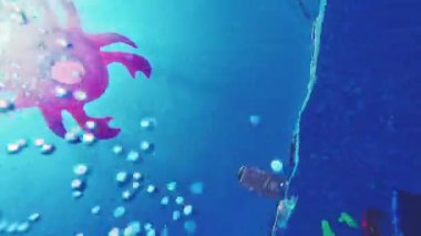 Mavi yüzme havuzunda güneşli bir günde yüzen pembe şişme yengeç oyuncağı.