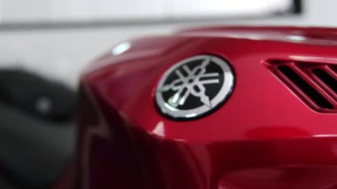 Kırmızı Yamaha motosiklet detayı logosunu bir galeride gösteriyor.