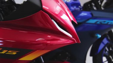 Birçok yamaha r15 sürüm 4.0 motosiklet, çeşitli renk şemaları sergileniyor, bir yamaha bayiliğinin içinde dizilmiştir.