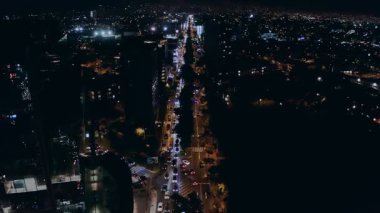 Şehir atardamarı geceleri araçla hareket ediyor.