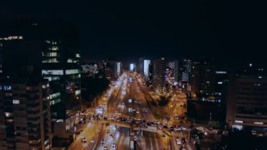 Aydınlatılmış binalar ve akan trafik ile gece şehirleri