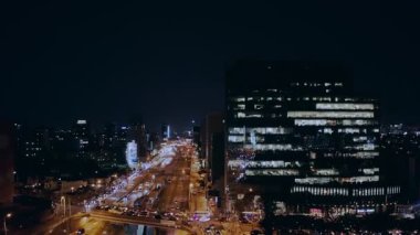 Kentsel çevrede gece çok şeritli otoyolda giden arabalar