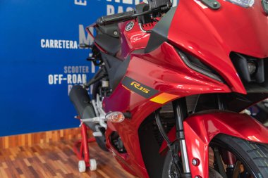 Birçok yamaha r15 sürüm 4.0 motosiklet, çeşitli renk şemaları sergileniyor, bir yamaha bayiliğinin içinde dizilmiştir.