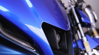 Yepyeni birkaç Yamaha R15 motorsikleti, bir yamaha mağazasında ortaya çıktı.