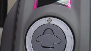 Özel baskı Yamaha r15 motosiklet vitrininde bir mağazada renk değişiklikleri